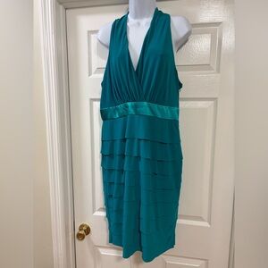 Evan-Picone halter neck dress with a V-neck cut.
Tiered ruffle skirt.
Teal